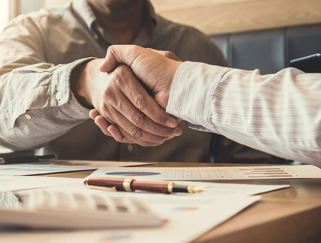 Dry van operator and insurance broker shake on coverage agreement