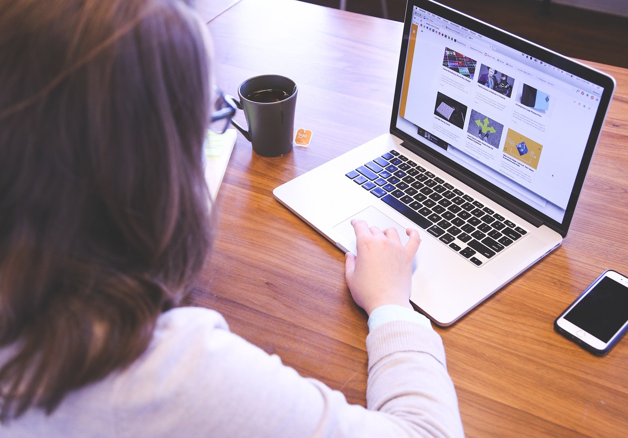 Online advertising specialist develops promotional strategy.
